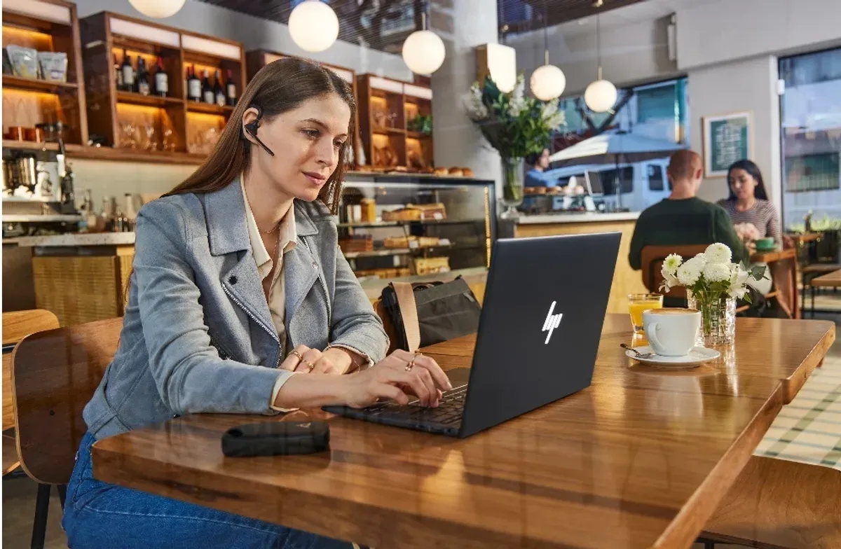 HP révolutionne le travail hybride avec l’IA et des PC ultra-performants
